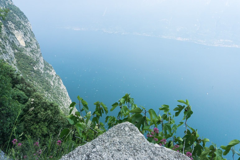 Natürlich hat man vom Santuario di Montecastello einen hervorragenden Blick über den Gardasee