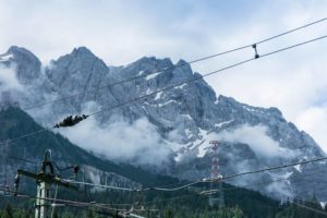 Ein Blick durch die Stromleitungen der Zugspitzbahn auf die Zugspitze