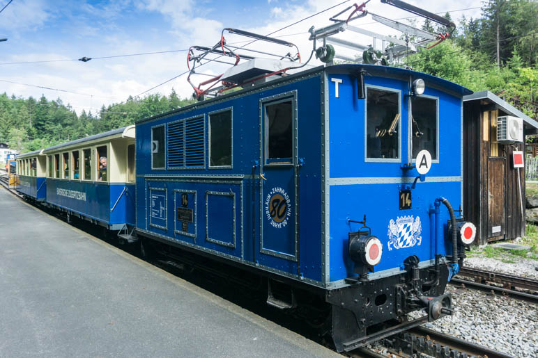 Nun ist die Berglokomotive angekoppelt, die die Waggons die Zahnradstrecke hinaufschiebt