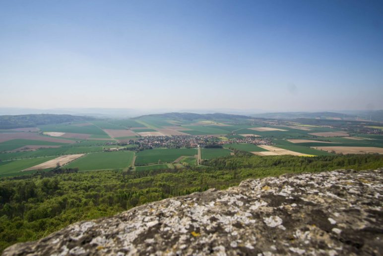 Auf dem Ith-Turm, mit Blick auf Bisperode und das Weserbergland