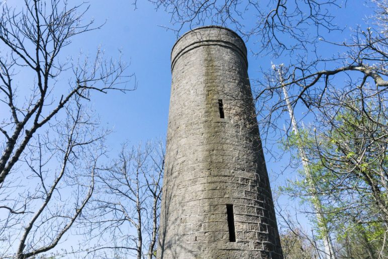 Am Ith-Turm. AUs dieser Perspektive sieht er höher aus als 14 Meter