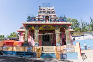 Dirket neben dem Park steht der farbenfrohe Kundur Motte Sri Chowtti Mariamma Tempel