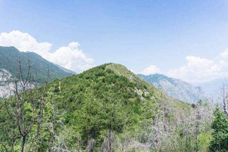 Nur noch einen kurzen Ab- und Aufstieg entfernt: Der Gipfel des Monte Bestone