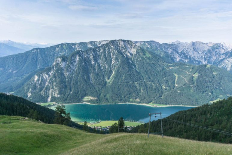 Der Ausblick von der Dalfazalm auf den Achensee und ins Karwendel