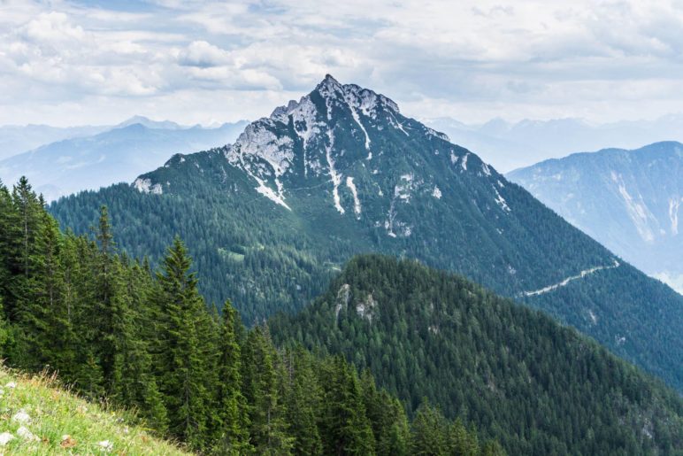 Fast immer im Blick: Das 1957 Meter hohe Ebner Joch