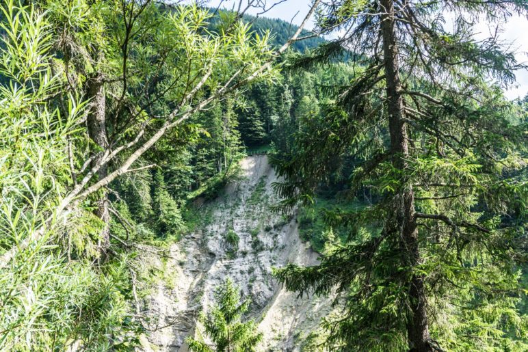 Der Bergabbruch auf der anderen Hangseite. Darüber ist die Brücke erkennbar