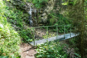 Die Brücke am ersten kleinen Wasserfall