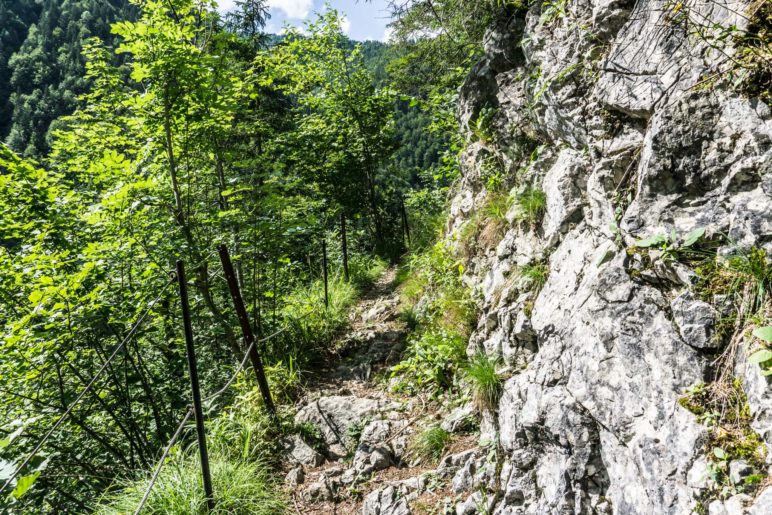 Ein felsiges Stück Steig im Abstieg zur Grundache