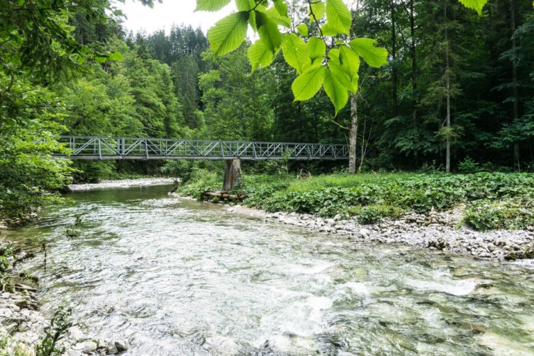 Die Brücke über die Grundache, noch zwanzig Minuten bis zum Ziel