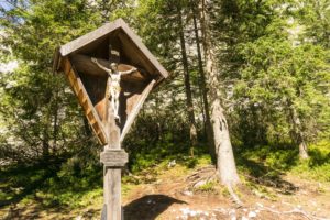 Ein Kruzifix gegenüber der Höllentalangerhütte