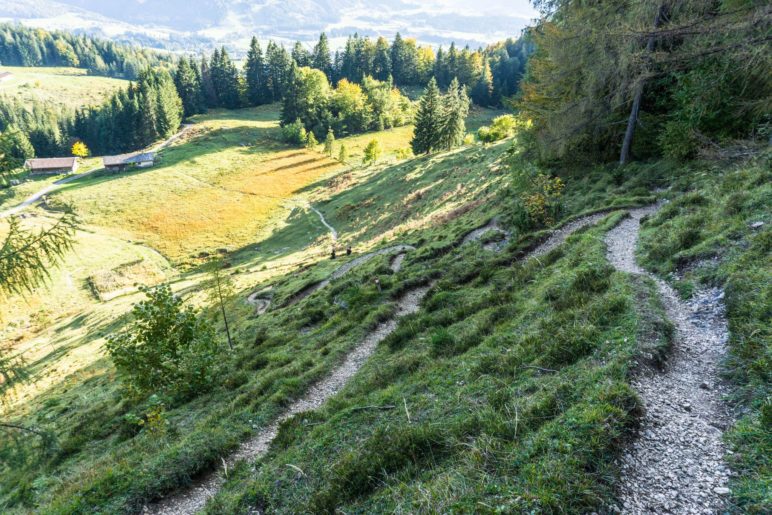 An zwei Stellen führen enge Serpentinen steil bergab. Hier kurz vor der Moosenhütte