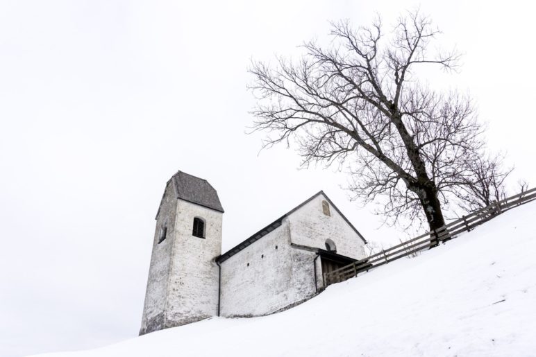 Die Wallfahrtskirche St. Peter auf dem Petersberg