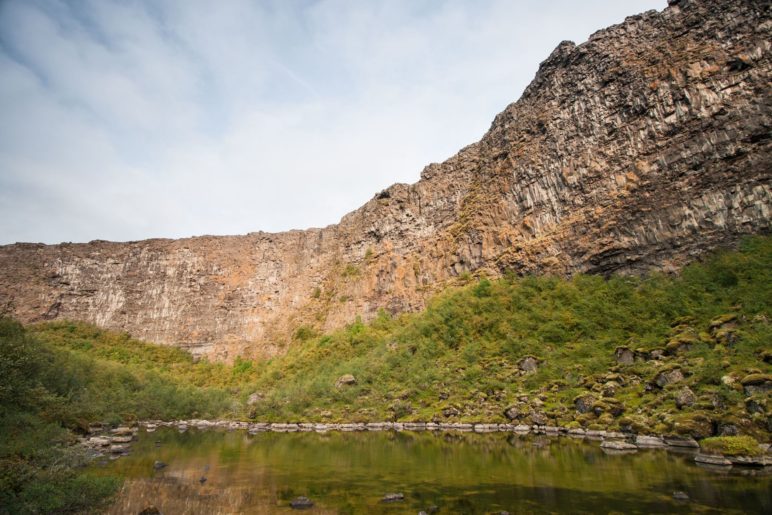 Der See Botnstjörn liegt direkt unterhalb der Felswände der Ásbyrgi-Schlucht