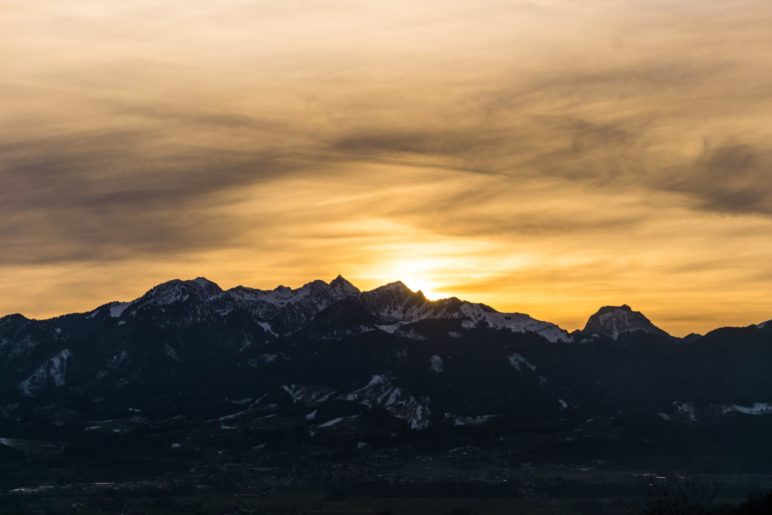 Sonnenuntergang hinter dem Wendelstein, von der Terrasse der Dandlberg-Alm aus gesehen