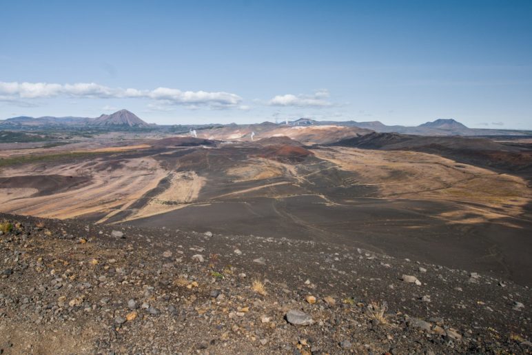 Nördlich liegt das Hverir-Geothermalgebiet. Die aufsteigenden Wasserdampfsäulen sind gut zu erkennen