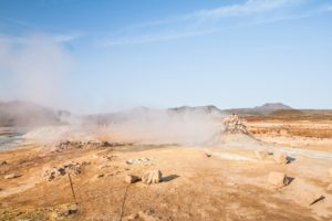 Weißer Dampf zieht über das Námafjall- und Hverarönd-Gebiet