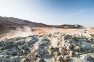 Dampfende Steinhaufen gibt es einige im Hverir-Gebiet, ide Fumarolen und Solfatare