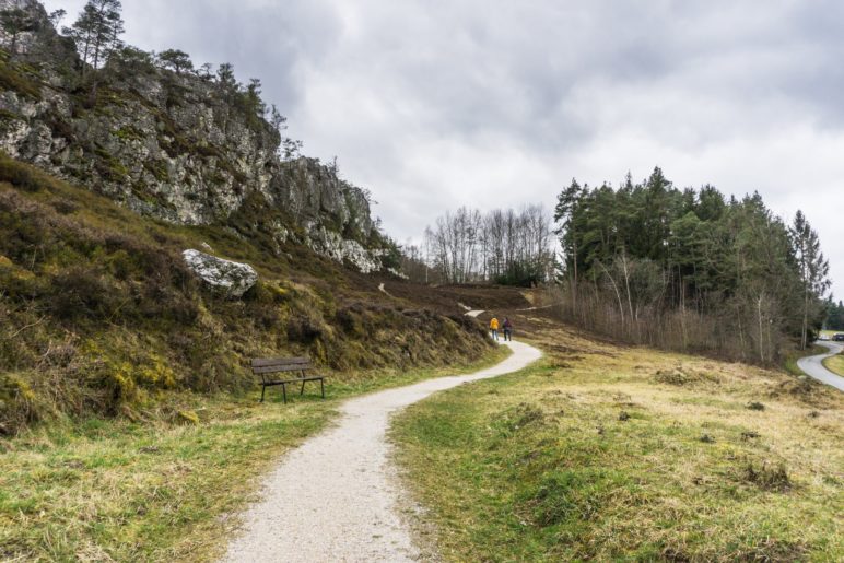 Jetzt ragen die Felsen schon wesentlich höher empor