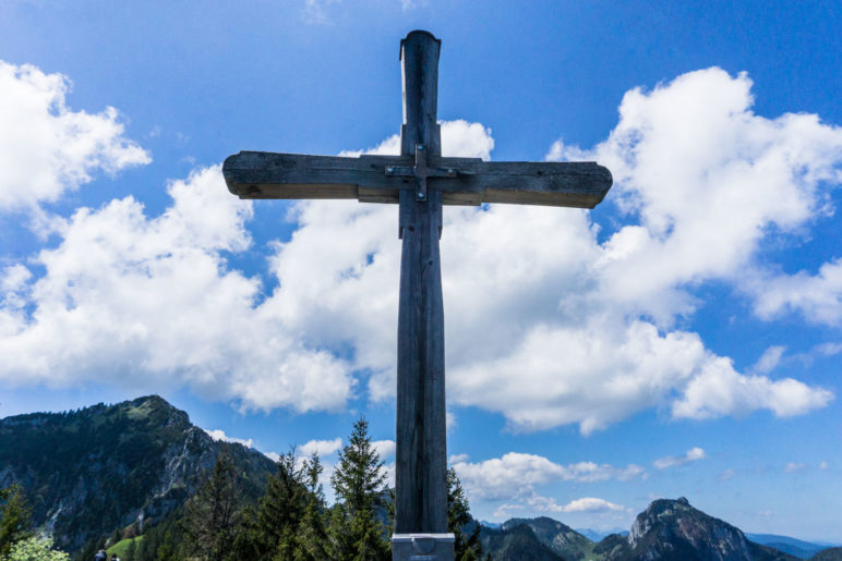 Das Gipfelkreuz der Rampoldplatte. Im Hintergrund der Gipfel der Hochsalwand und rechts der des Breitensteins