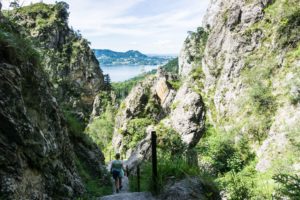 Über einige Treppen gehrt es bergab