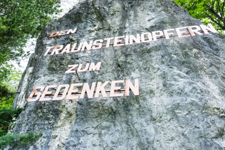 Der Gedenkstein für die Opfer des Traunsteins