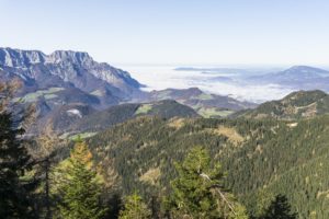Blick auf den Untersberg vom Ahornbüchsenkopf aus. Salzburg liegt immer noch im Nebel