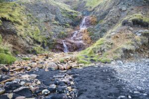 Der kleine Bach, der neben der Aussichtsplattform hinabfließt