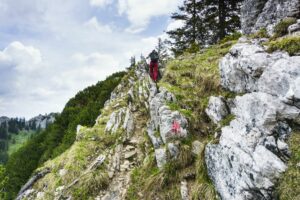 Felsiger Aufstieg über die senkrechten Felsplatten