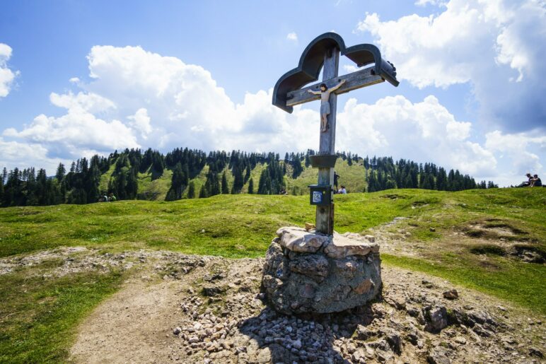 Das Laubenstein-Gipfelkreuz steht mitten auf dem weiten Gipfelplateau, nicht ganz auf dem höchsten Punkt