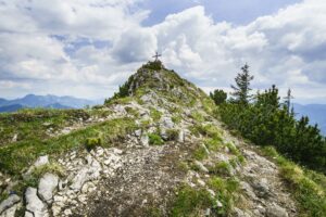 Das Gipfelkreuz des Risserkogel im Blick