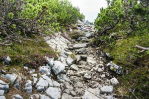 Felsrinne bergauf am Gratweg