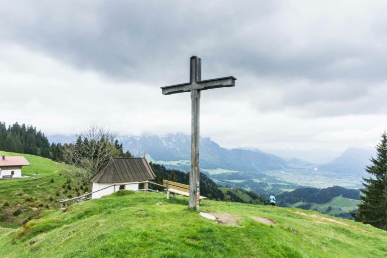 Gipfelkreuz und der Talblick nach Kufstein von der Karspitze