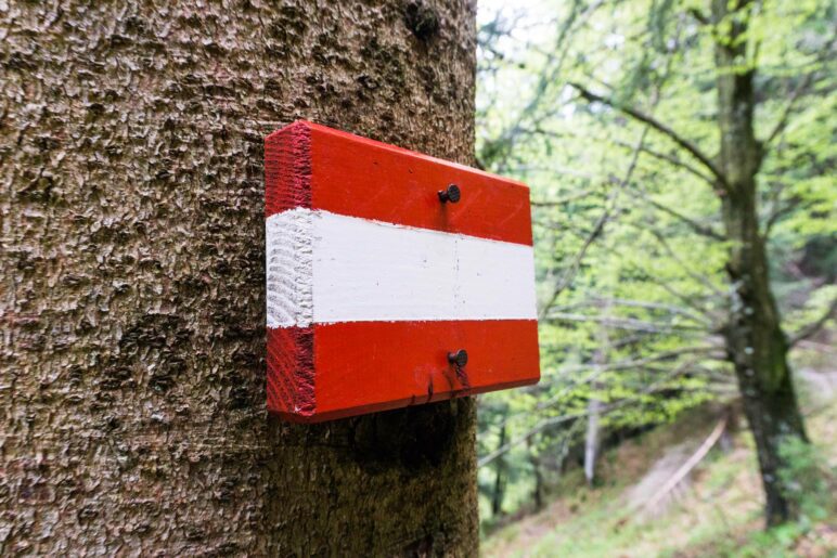 In Österreich haben sie Flaggen aus Holz. Oder ist es doch nur eine Wanderwegmarkierung?