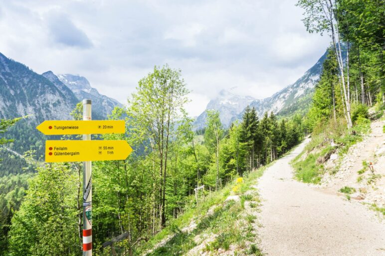 Wir treffen auf den ersten Querweg. Hier haben wir einen schönen Blick auf die umgebenden Berge