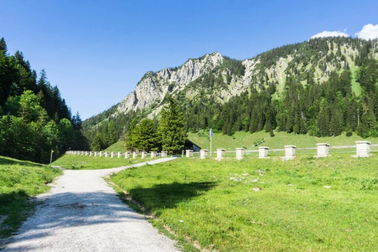 Wieder an der Spitzingstraße,. Nur noch wenige Meter zu Parkplatz und Bushaltestelle