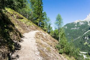 Am Beginn des Aufstiegs durch das Altensteiner Tal. Unten rechts ist noch das trockene Bett des Bachernbachs zu sehen