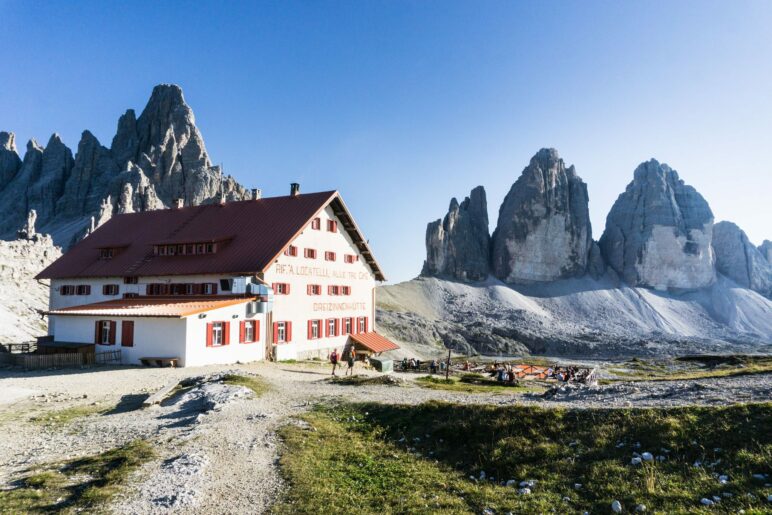 Die Dreizinnenhütte, der Paternkofel und die Drei Zinnen