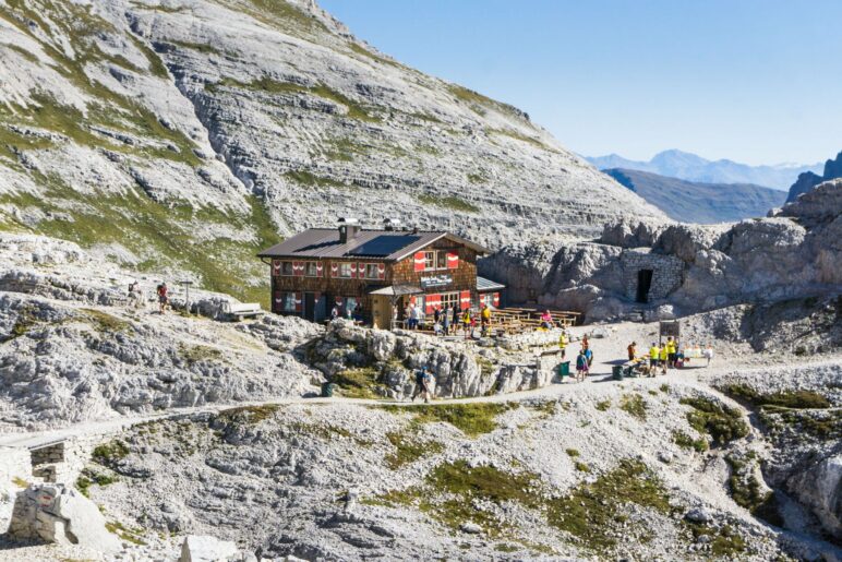 Die Büllelejochhütte, die höchstgelegene Hütte der Sextener Dolomiten