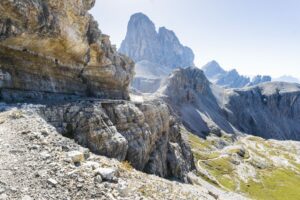 Ein schöner Weg mit Felsdach