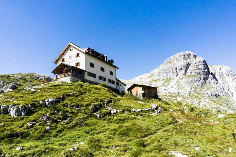 Von der Zsigmondyhütte aus geht es direkt bergab. (Das Foto ist vom Vortag, die Hütte lag bei unserem Aufbruch noch im Schatten)