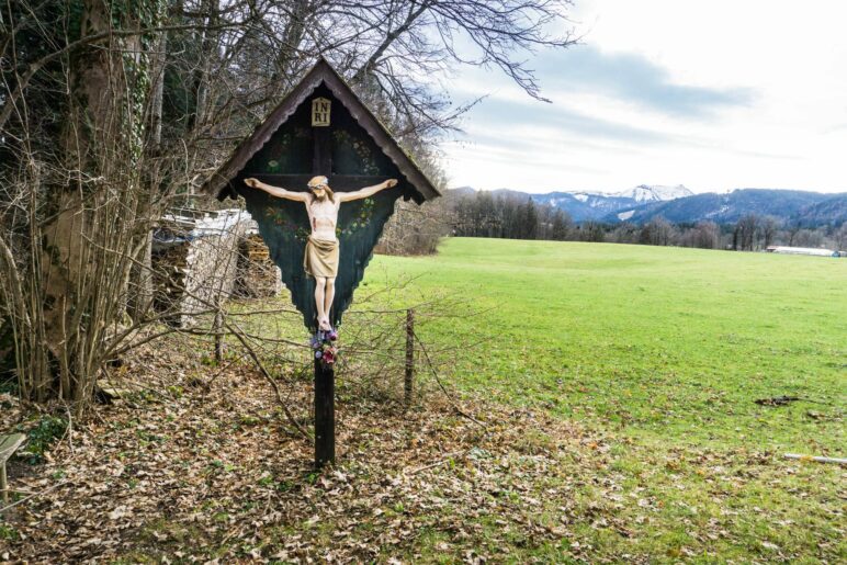 Das Wegkreuz am Waldrand kurz hinter dem Boarhof