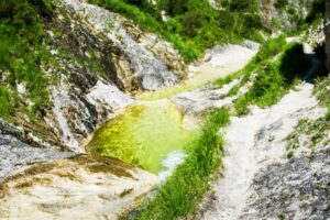 Eine grün leuchtende Gumpe im hinteren Teil der Aschauer Klamm