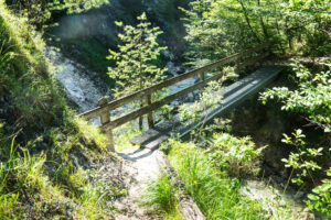 Die erste Brücke über die Klamm