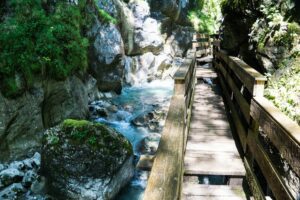 Manchmal leuchtet das Wasser blau auf dem Weg durch die Klamm