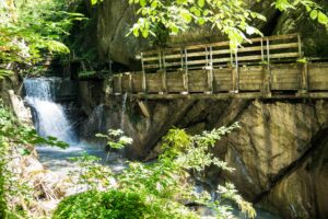 Der erste Wasserfall und der Holzkasten