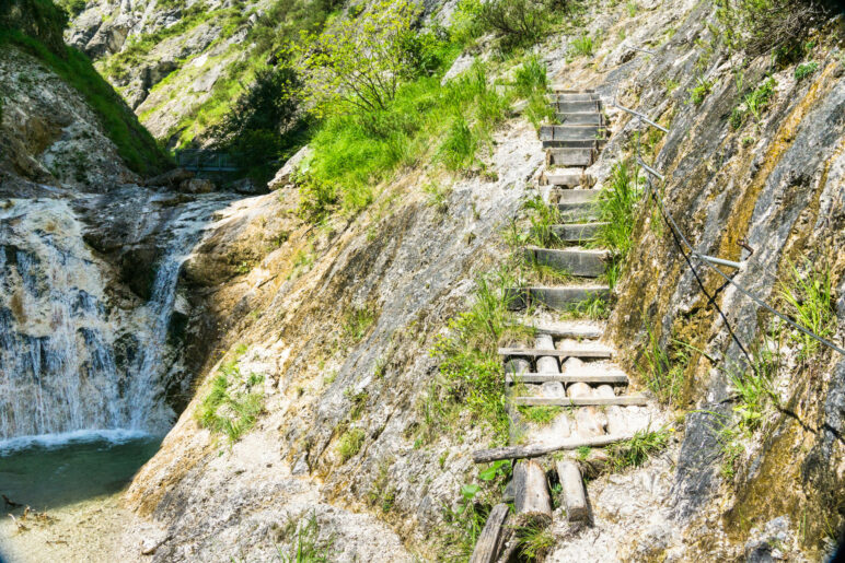 Über diese wilde Treppe mit Seilversicherung geht es hinauf zur Brücke über den Wasserfall