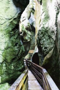 In der Dunkelklamm ist der Weg so schmal, dass der Steg oberhalb des Wassers verläuft