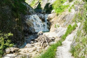 der breite Wasserfall und die Brücke, die über ihn führt