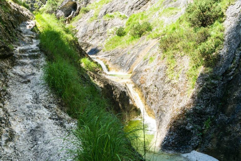 Der schmale Weg verläuft nun einige Meter oberhalb des Wassers