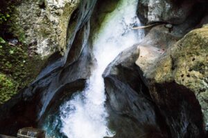 Ein Blick vom Steg ins Wildwasser des Weißbachs